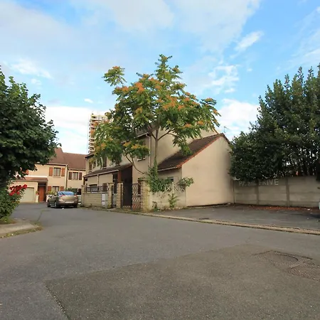 Casa de Férias Free Private Parking - 15mn Paris - 5mn Walk Train Station - Equipped - Terrace - Garden - Stade De France - Casino D'enghien - Hippodrome, Universite Épinay-sur-Seine